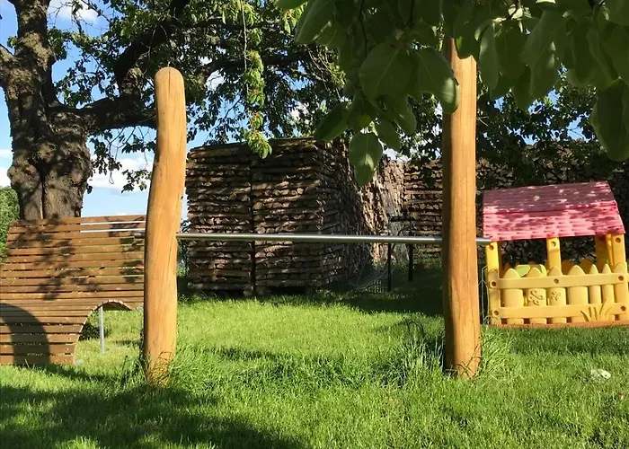 Zelte Individuell Auf Der Obstwiese *